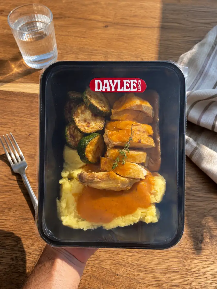 Barquette Daylee tenue en main : poulet sauce, courgettes rôties et purée