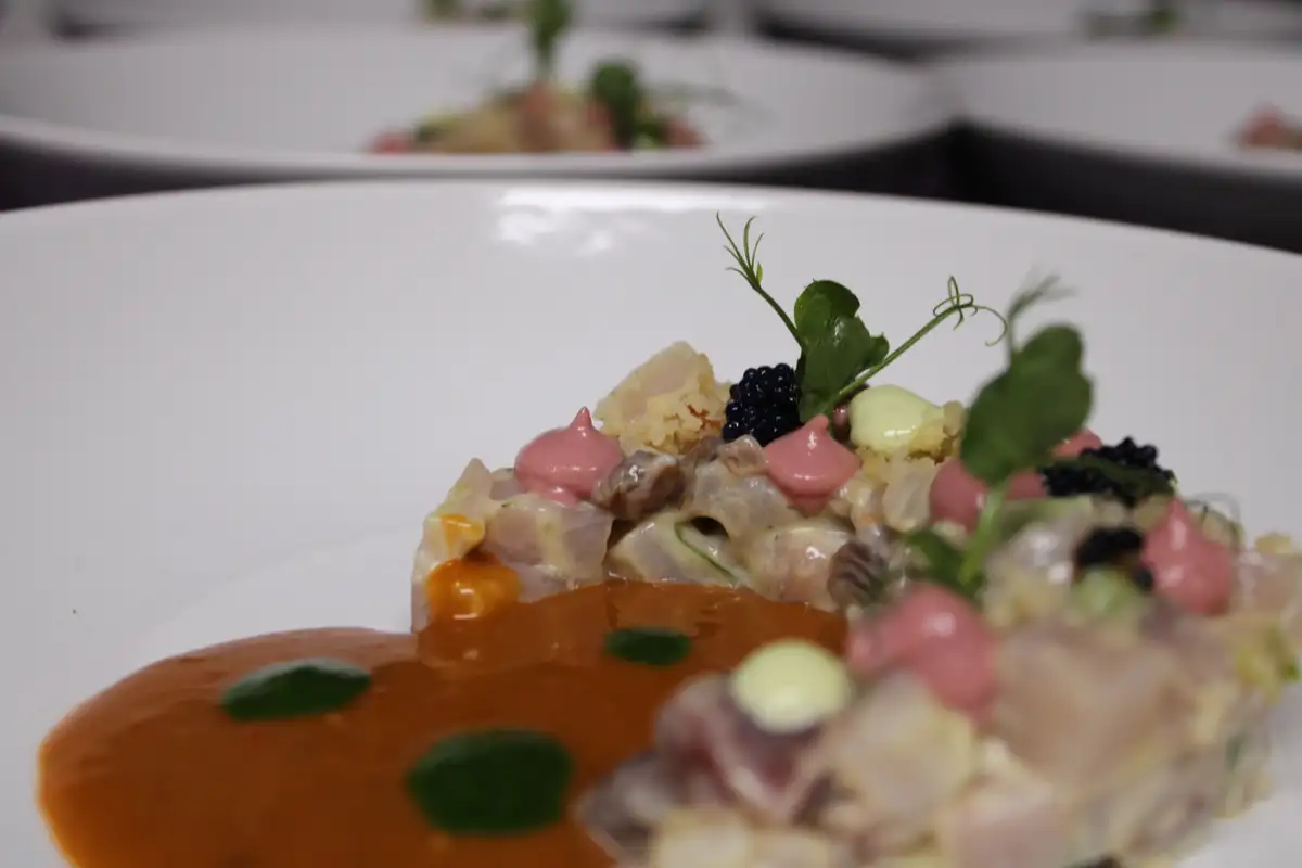 Assiette dressée de tartare de poisson et sa sauce