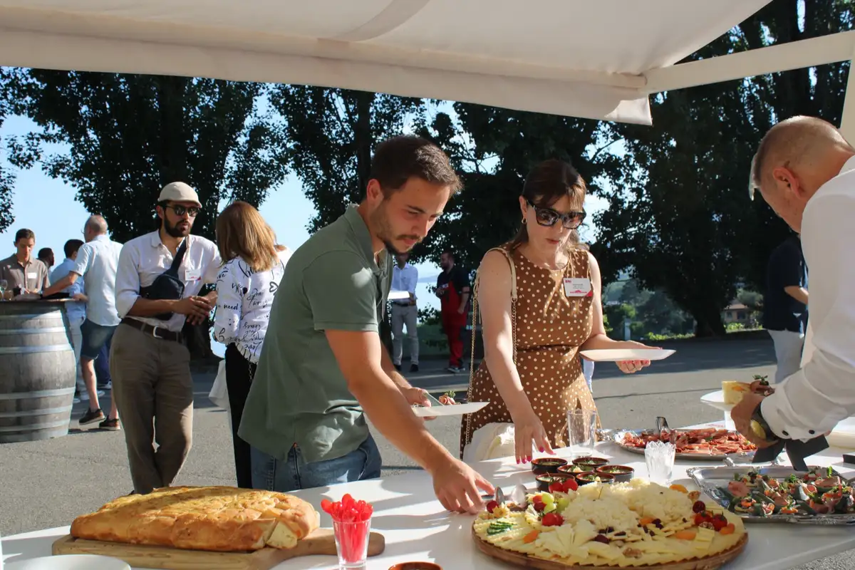Invités se servant au buffet sous la tonnelle