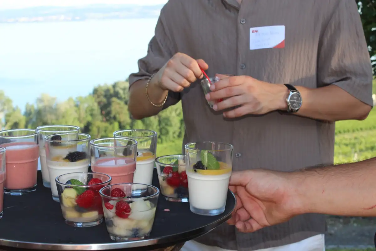 Verrines de desserts aux fruits servies sur un plateau