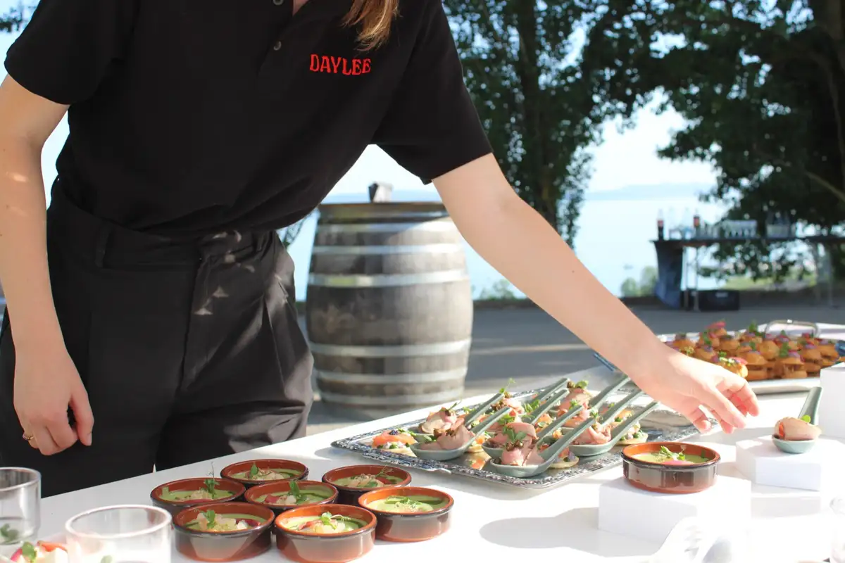 Membre de l'équipe Daylee dressant les bouchées sur le buffet
