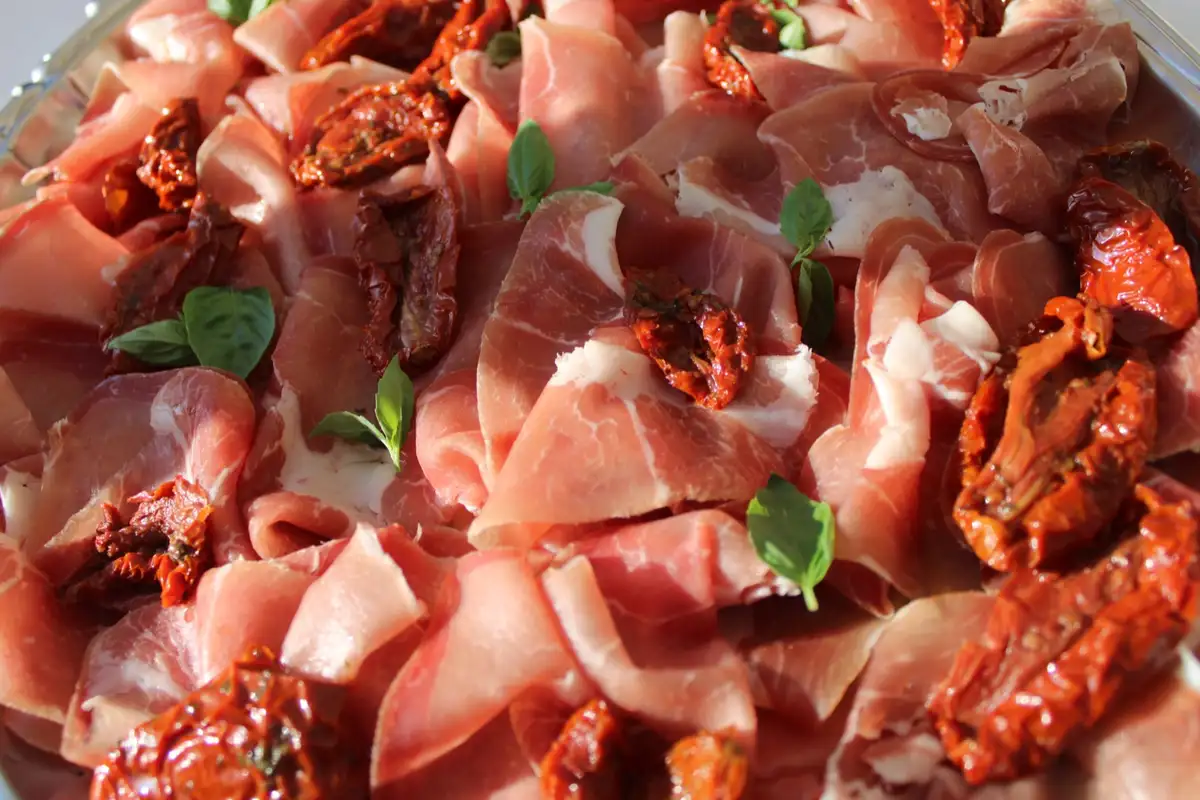 Plateau de jambon cru aux tomates séchées et basilic