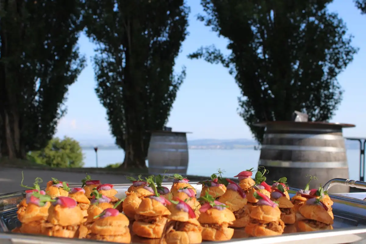 Plateau de bouchées apéritives dressé en extérieur face au lac