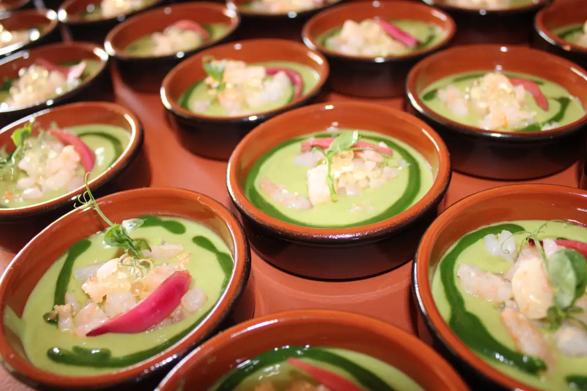 Coupelles de velouté vert aux crevettes et oignon rouge pickles